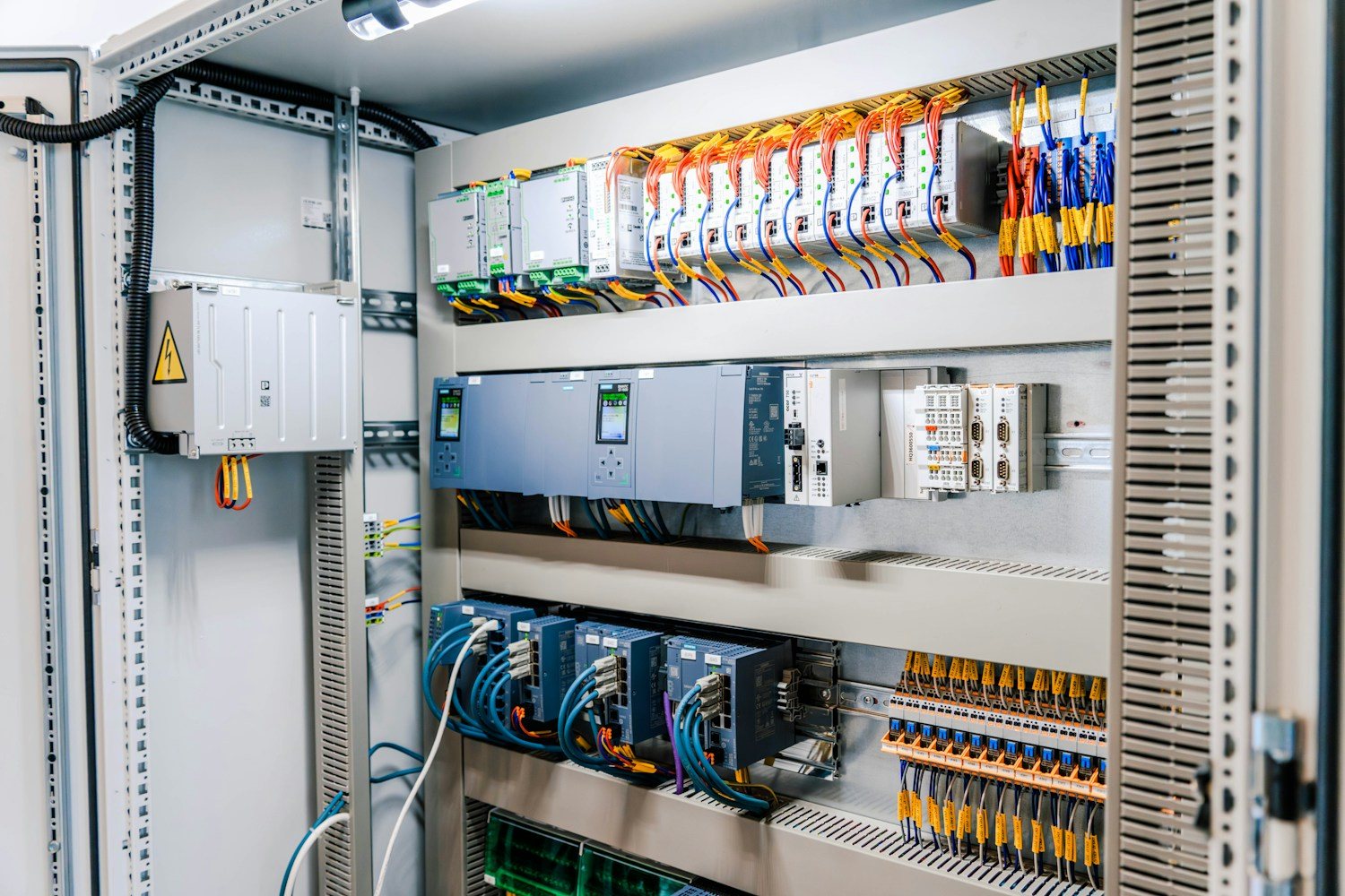 Electrical switchgear and control cabinet