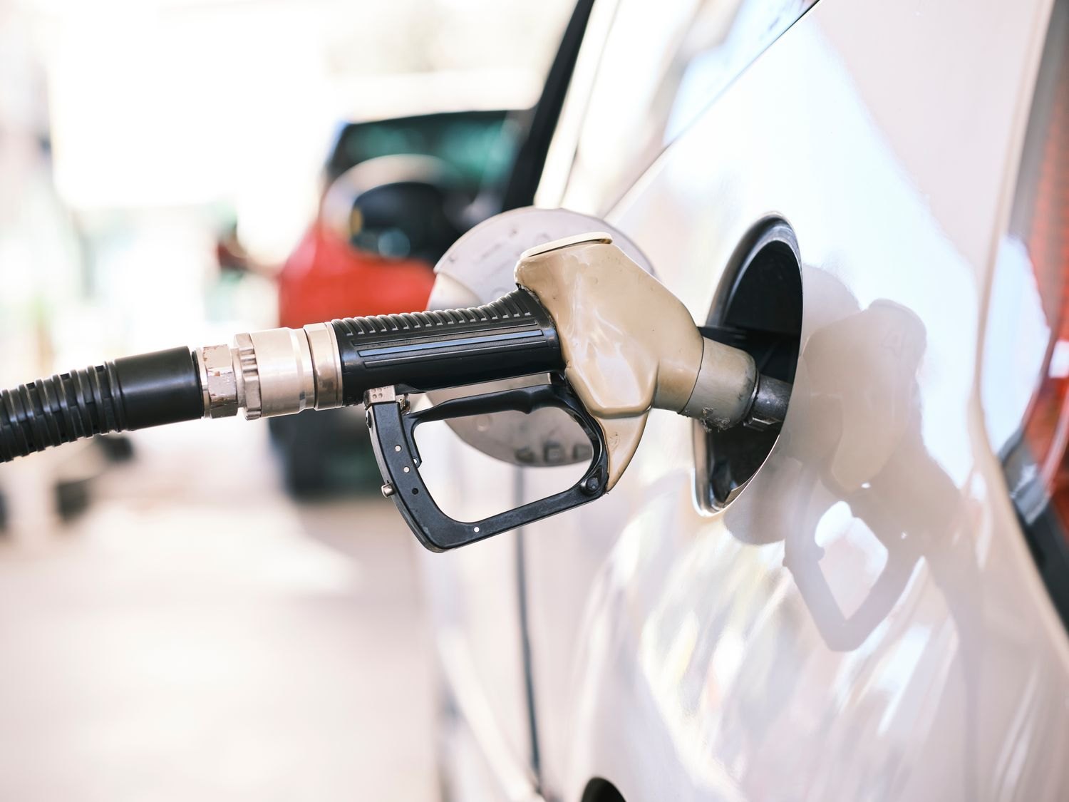 Fuel nozzle dispensing into a vehicle tank